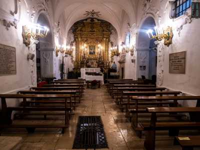 Una volta entrati siamo immersi in un ambiente contraddistinto da una pianta a croce latina con un�unica navata e due cappelle laterali